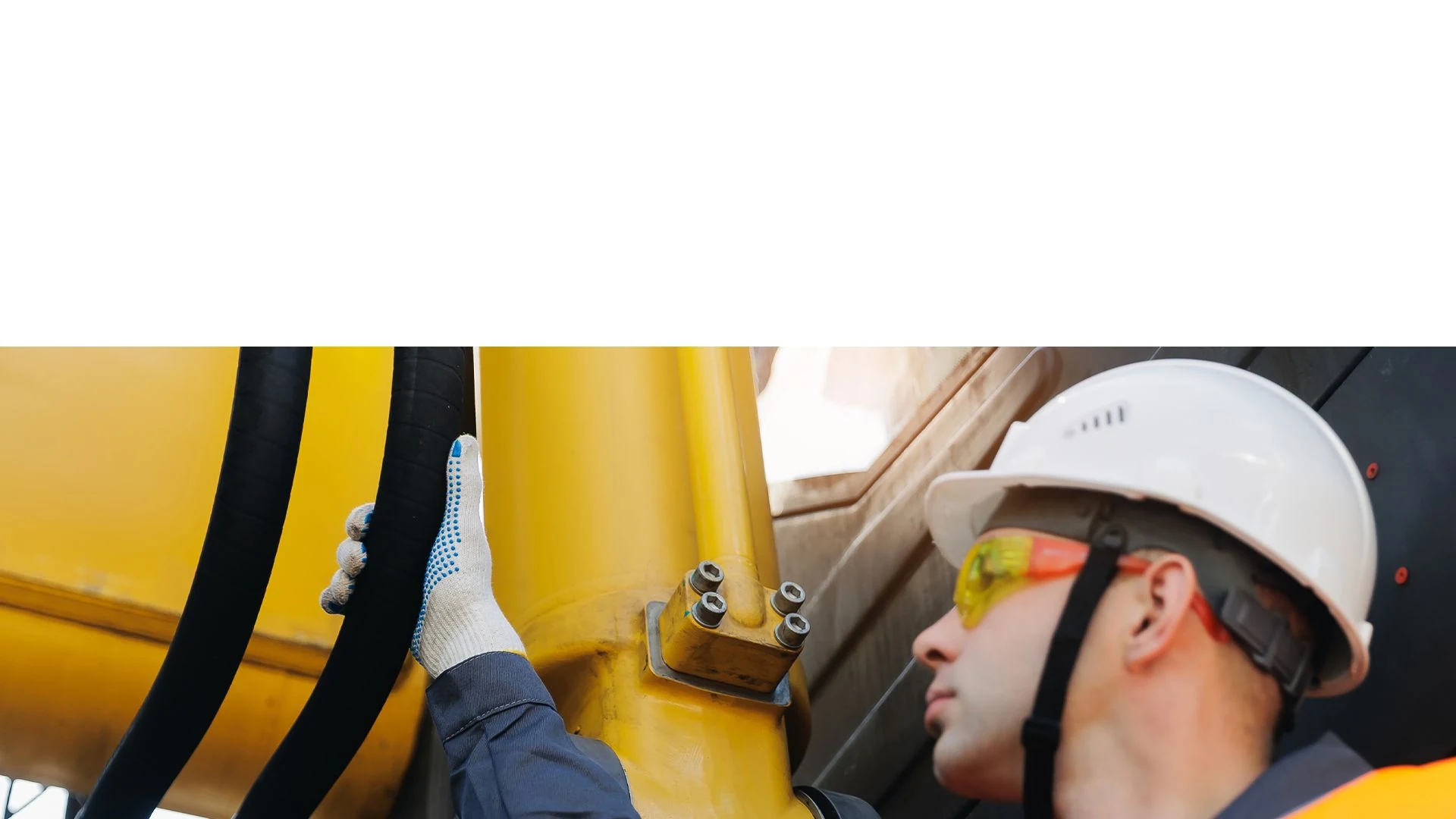 Técnico inspecionando equipamento hidráulico, foto do portfólio Grupo NEL